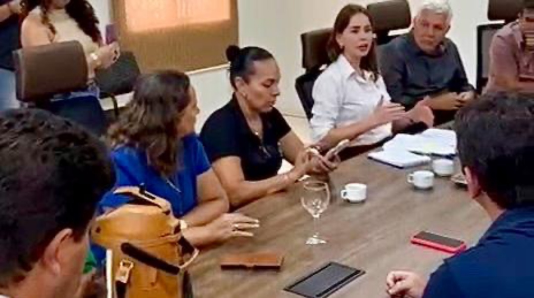 Prefeito retorna &agrave; C&acirc;mara, discute projetos com vereadores e pauta &eacute; aprovada em sess&atilde;o extraordin&aacute;ria