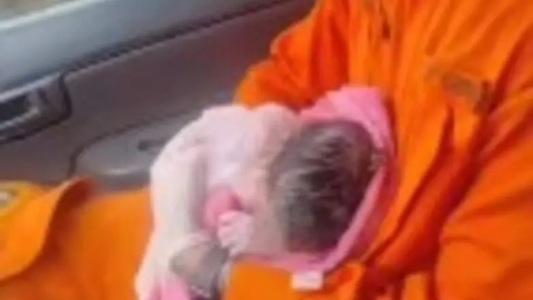 Bombeiros superam estrada alagada e fazem parto de jovem dentro de ambul&acirc;ncia