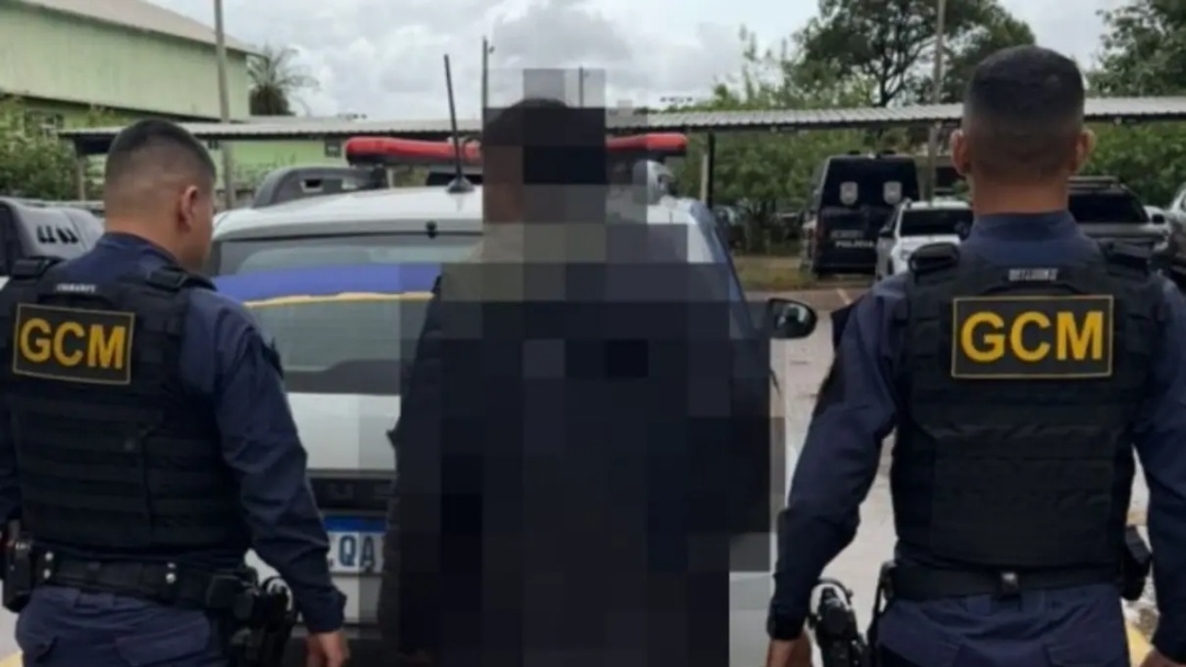 Homem &eacute; preso por perseguir jovem em terminal e dentro de &ocirc;nibus