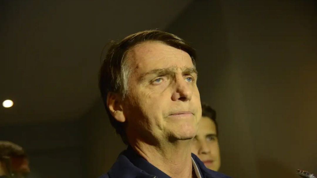 Bolsonaro volta a ser internado com v&ocirc;mitos e calafrios, segundo Fl&aacute;vio