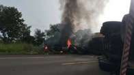 Carretas batem de frente e pegam fogo em acidente; duas pessoas ficaram feridas