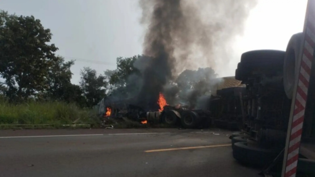 Carretas batem de frente e pegam fogo em acidente; duas pessoas ficaram feridas