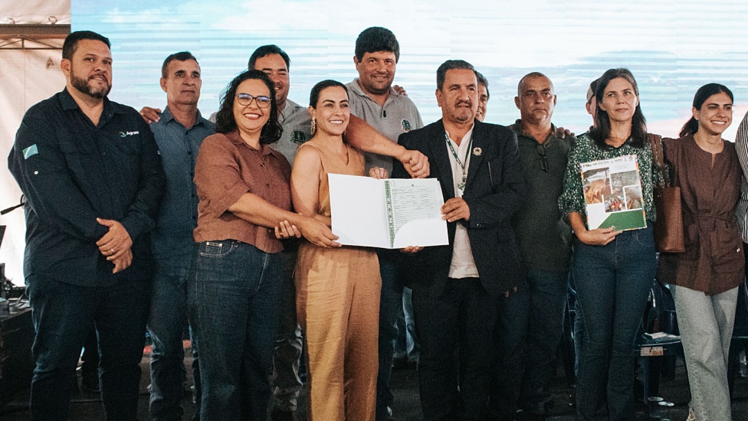 Ap&oacute;s d&eacute;cadas de espera, 367 fam&iacute;lias recebem t&iacute;tulos de terra em assentamentos rurais