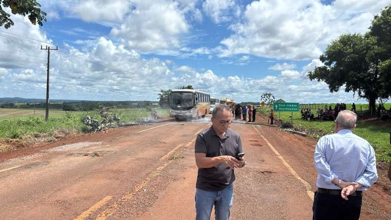 Prefeitura fecha acordo com manifestantes e tr&aacute;fego na MS-162 &eacute; liberado