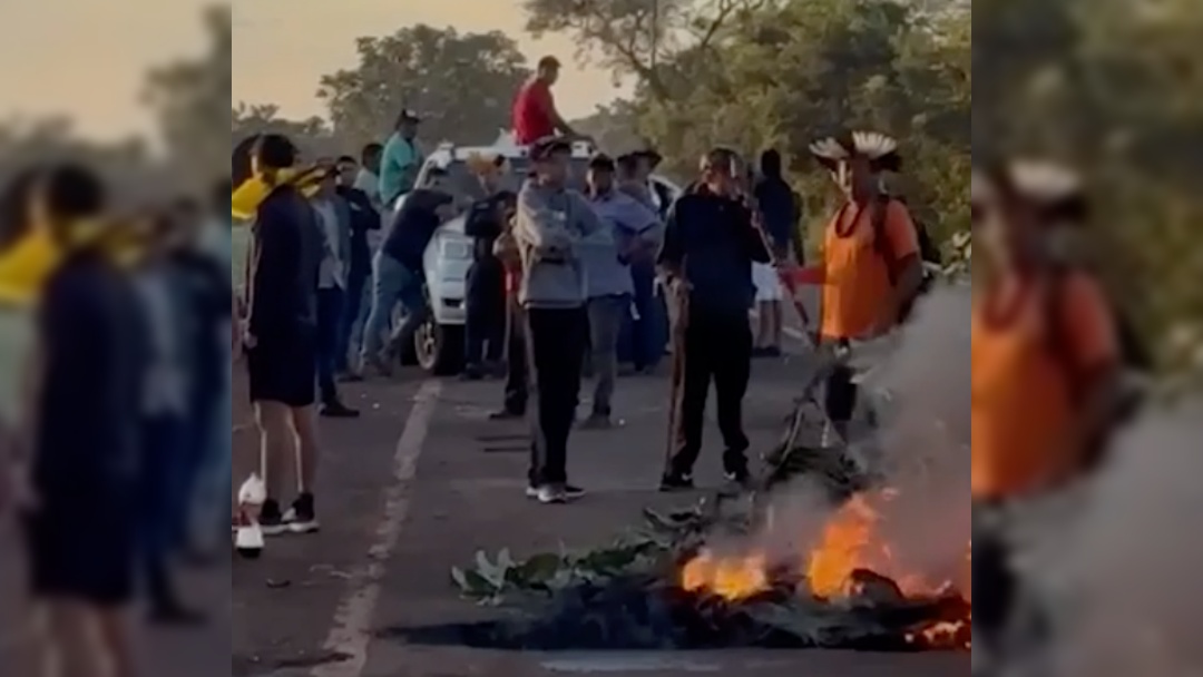 Rodovia MS-162 é bloqueada por indígenas que cobram recapeamento