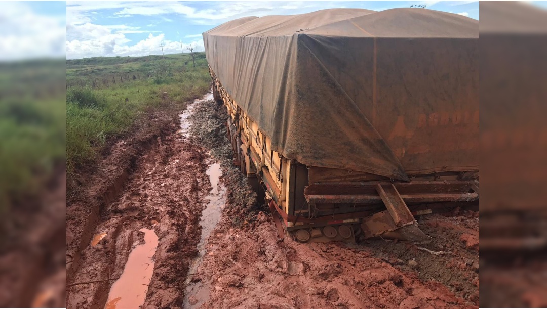 Ap&oacute;s obras e chuva, estrada vira armadilha e trava log&iacute;stica agr&iacute;cola no Piqui em Sidrol&acirc;ndia