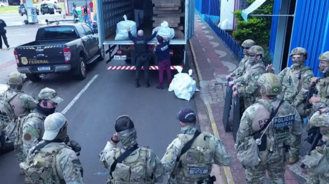 Alvo da PF, policial civil j&aacute; havia sido preso por contrabando em Sidrol&acirc;ndia em 2024