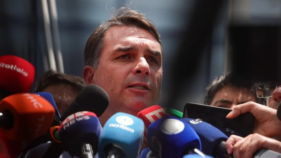 Flávio Bolsonaro homenageia o pai pelo aniversário de 71 anos