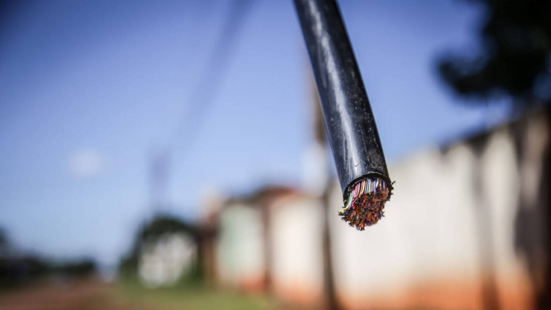 Homem morre eletrocutado ao fazer reparos em fio danificado 