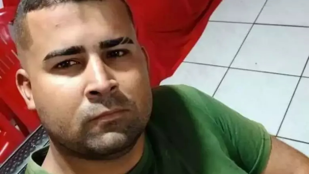 Homem invade casa usando capacete e executa jovem