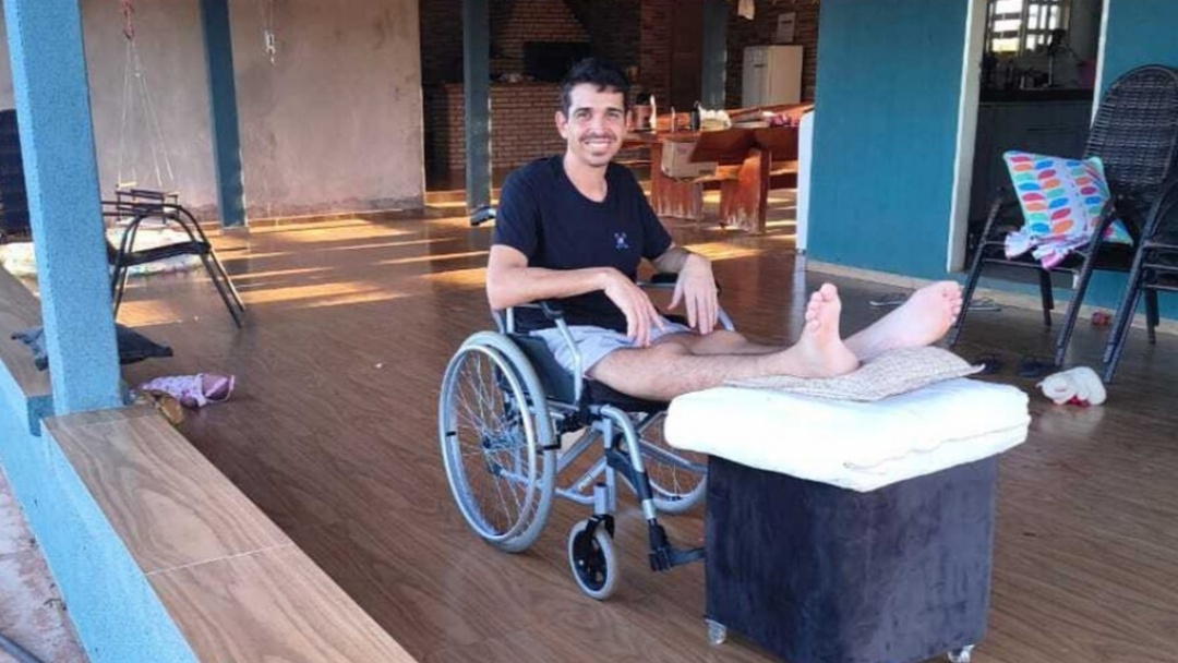 Morador de Sidrol&acirc;ndia passa por cirurgia in&eacute;dita e reacende esperan&ccedil;a de voltar a andar