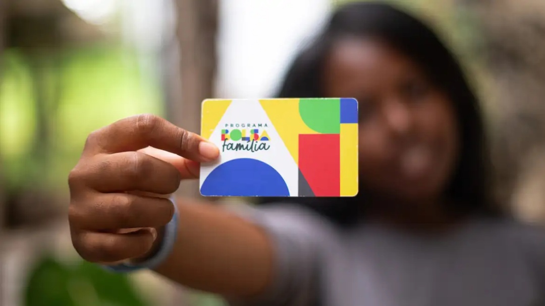 Caixa paga Bolsa Fam&iacute;lia a benefici&aacute;rios com NIS de final 4