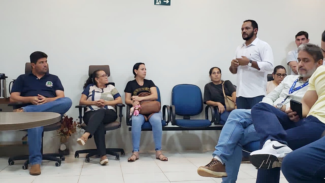 Prefeito bate-boca com vereador, e secret&aacute;ria coloca cargo &agrave; disposi&ccedil;&atilde;o em mesa redonda