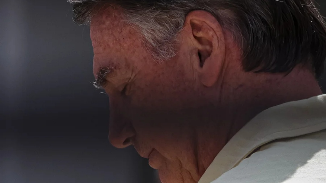 Bolsonaro chega em casa para cumprir pris&atilde;o domiciliar ap&oacute;s 14 dias internado