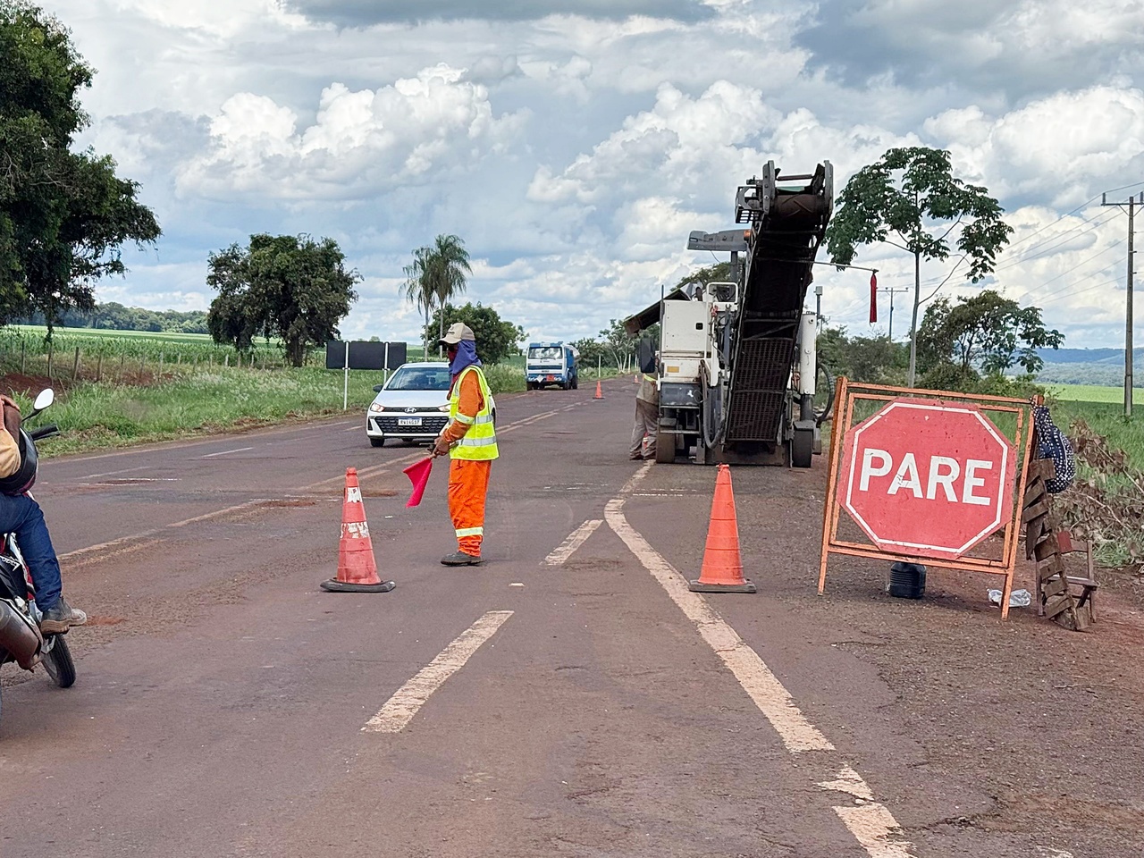 Agesul inicia tapa-buraco em trecho da MS-162 bloqueado por ind&iacute;genas h&aacute; 11 dias