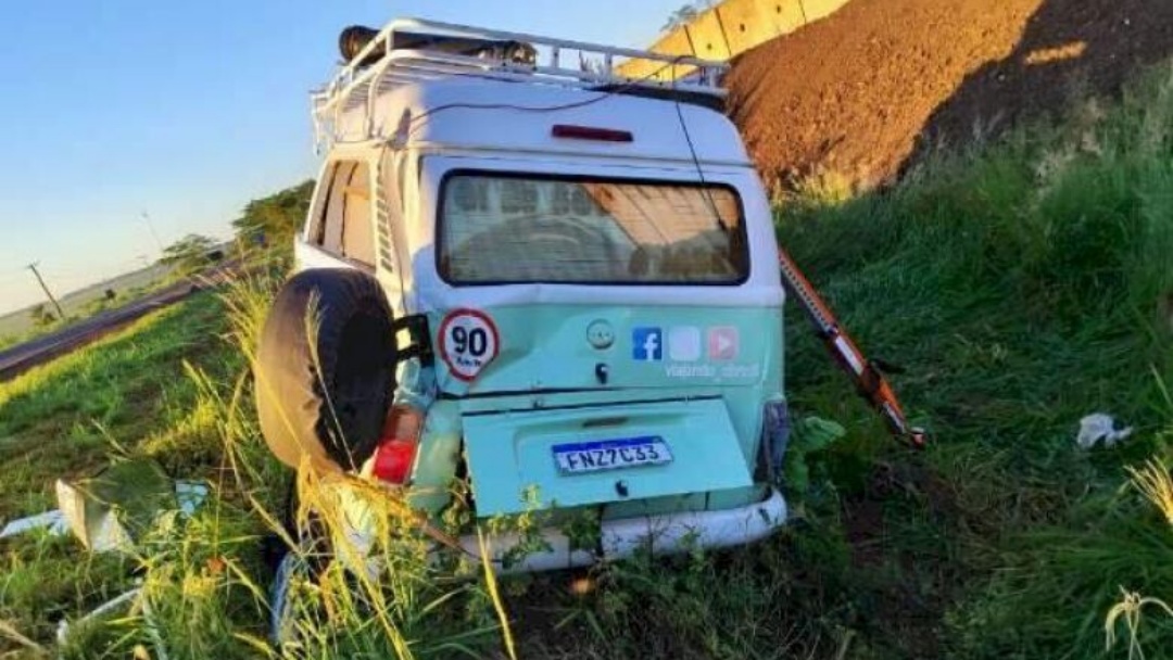 Casal morre ap&oacute;s acidente entre Kombi e caminh&atilde;o