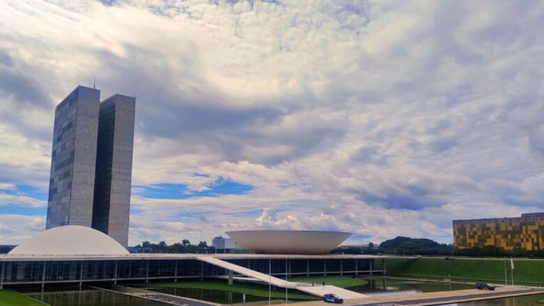 Projeto prev&ecirc; sal&aacute;rio m&iacute;nimo para estagi&aacute;rios e cria sistema de cotas