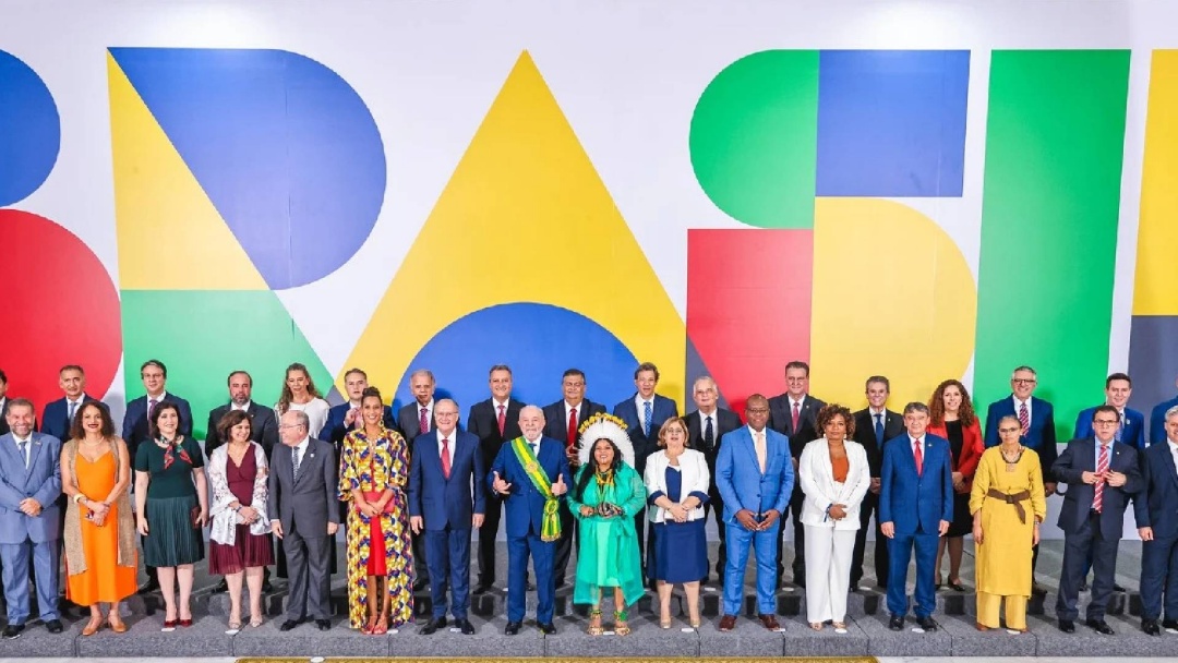 Ao menos 18 ministros v&atilde;o deixar o governo at&eacute; o dia 2 de abril, diz Lula