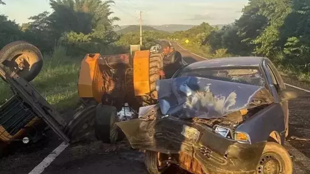 Colis&atilde;o deixa quatro feridos e parte trator ao meio