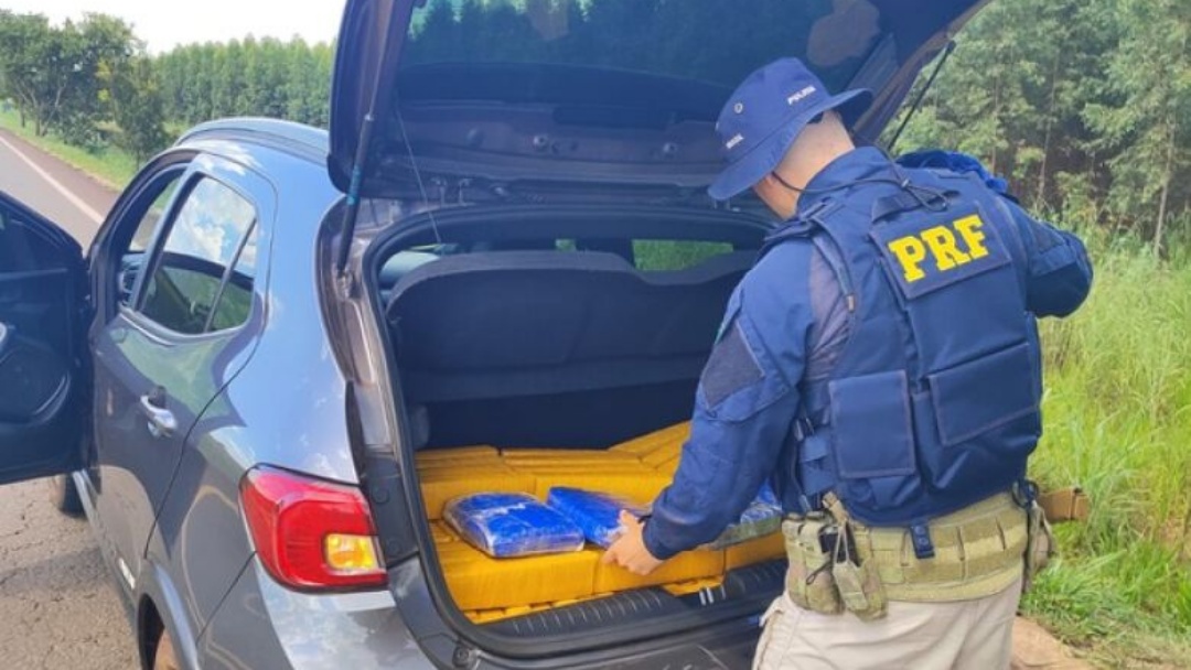 Motorista foge e abandona ve&iacute;culo com 200 quilos de maconha