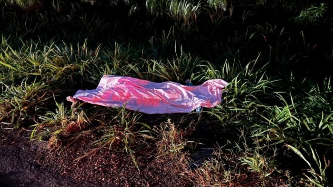 Motociclista morre ap&oacute;s colidir contra ve&iacute;culo que levava grupo para vel&oacute;rio