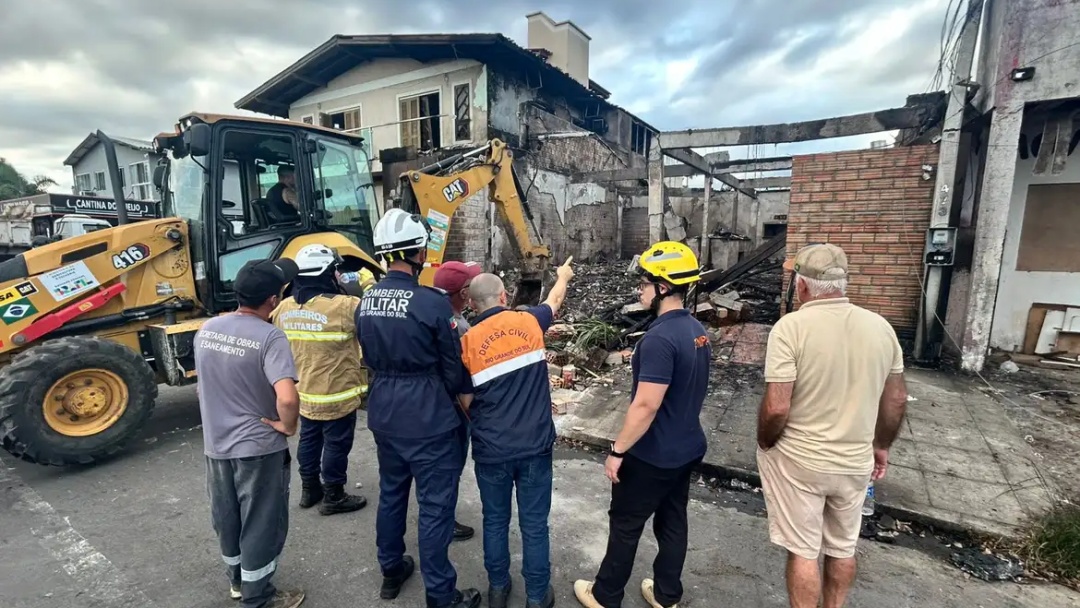 Bombeiros localizam a quarta vítima da queda de avião no RS