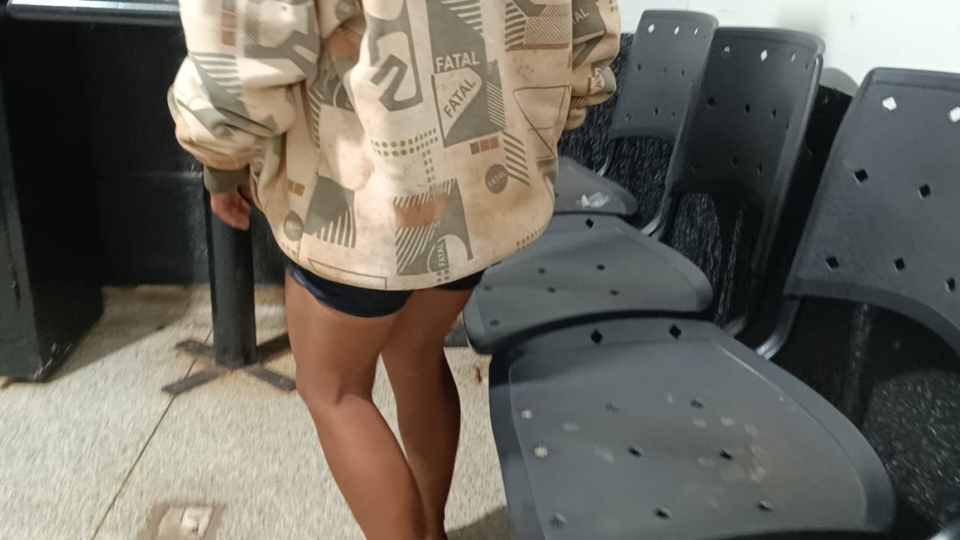 M&atilde;e &eacute; presa ap&oacute;s rolar sobre beb&ecirc; e mat&aacute;-la durante o sono 