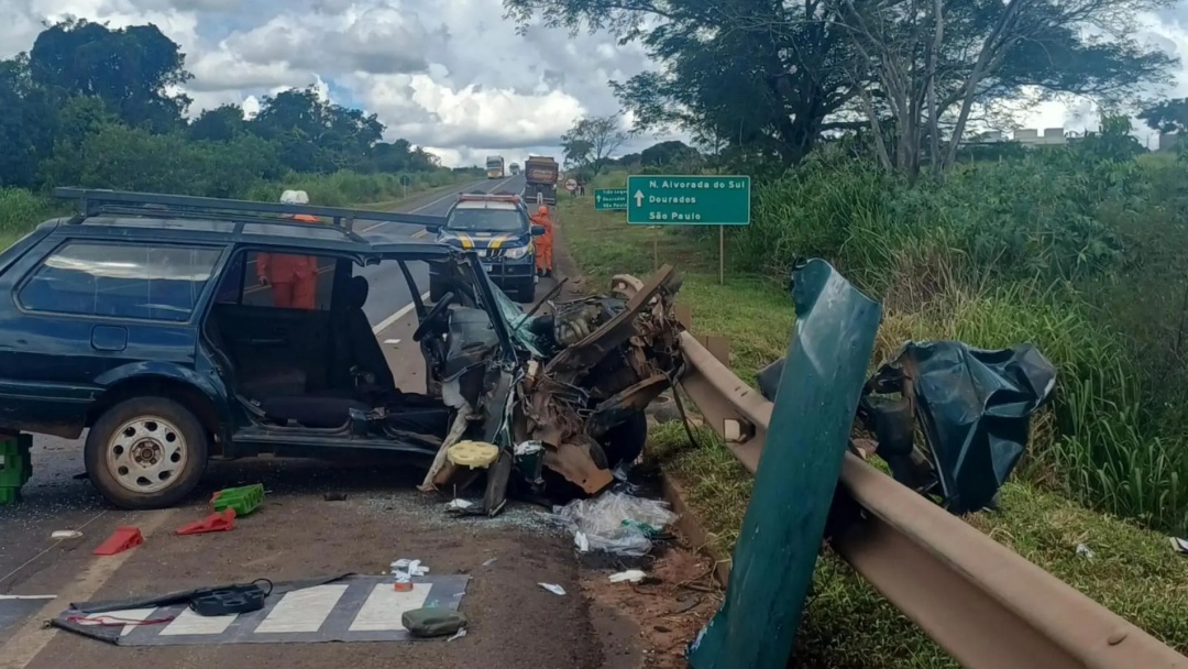 Falha em cap&ocirc; provoca colis&atilde;o frontal entre carro e caminh&atilde;o na BR-163