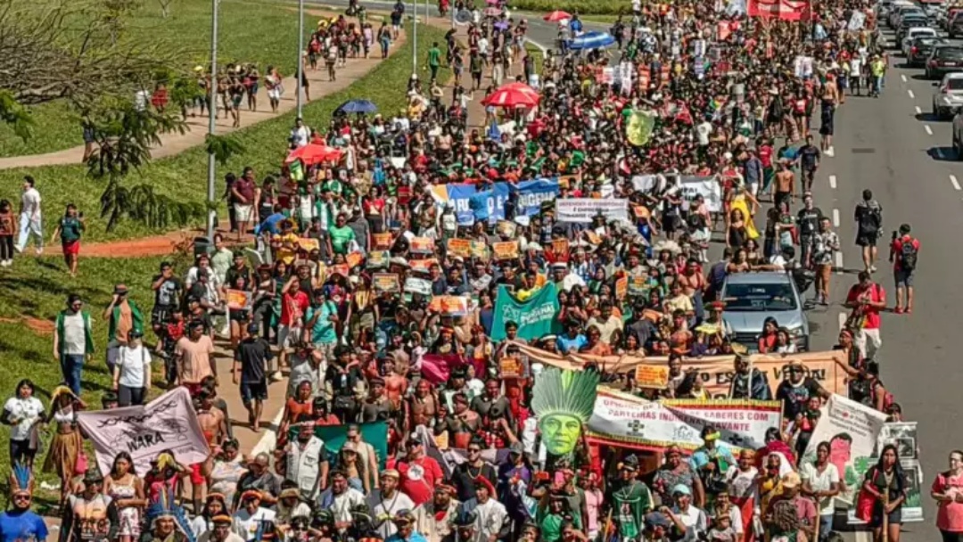 Ind&iacute;genas de todo o pa&iacute;s ocupam a Esplanada