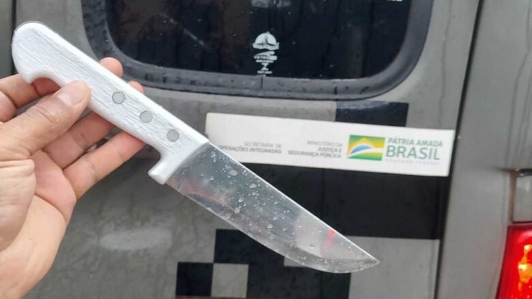 Pol&iacute;cia prende homem no momento que ele corria atr&aacute;s da esposa com faca