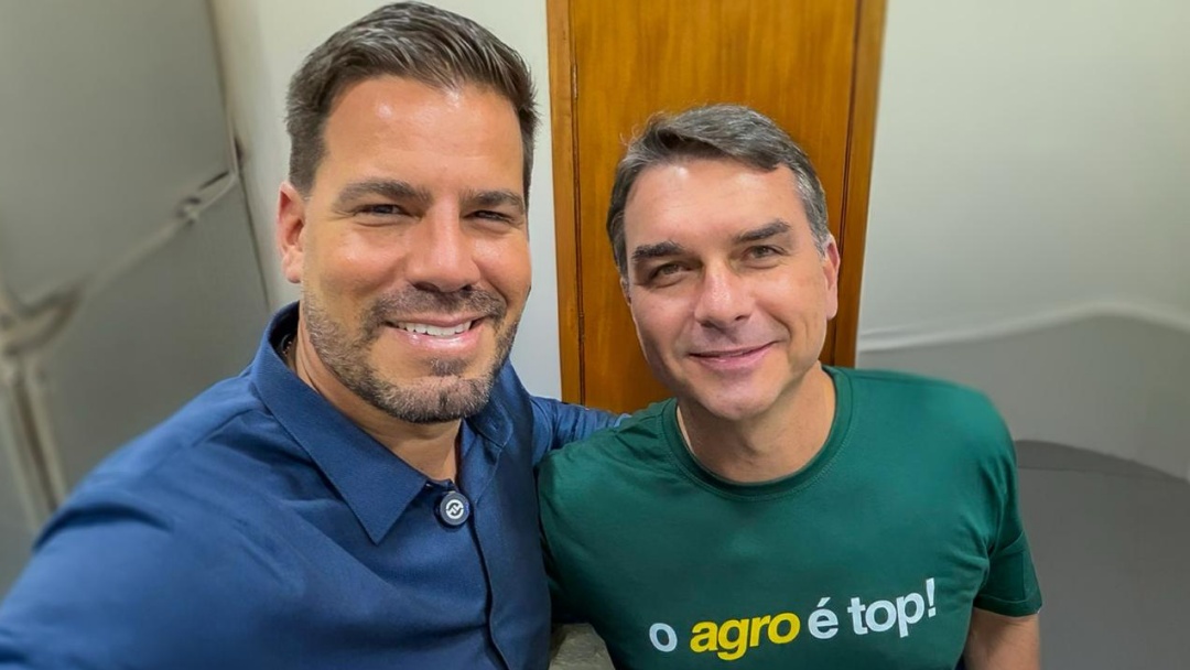 Ao afirmar que pesquisa decidir&aacute; disputa interna do PL, Fl&aacute;vio Bolsonaro fortalece Contar ao Senado