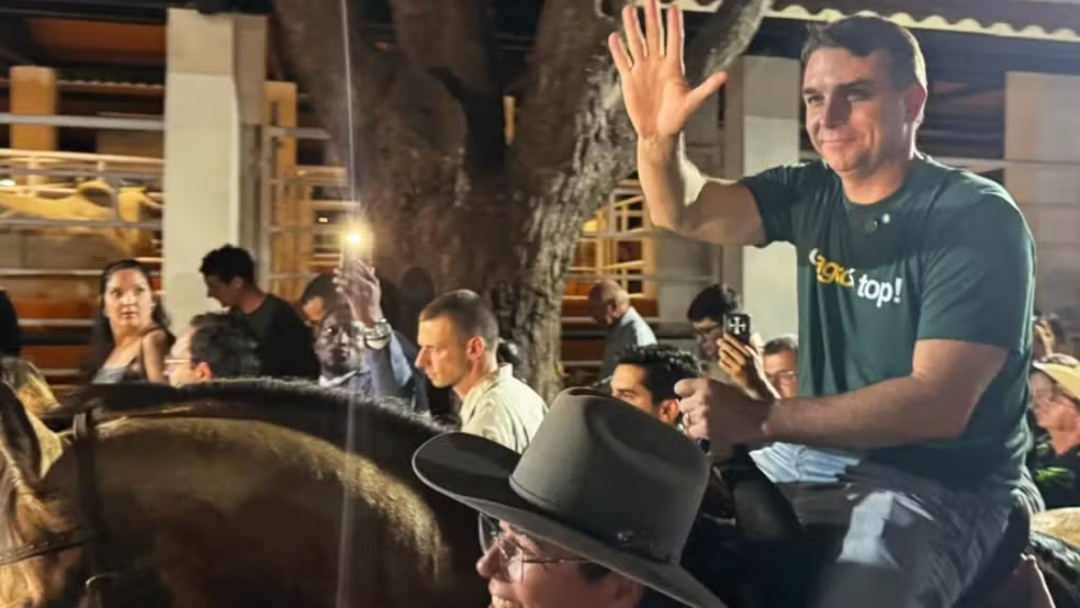 Fl&aacute;vio Bolsonaro chama Tereza Cristina de &ldquo;sonho de consumo&rdquo; ao falar sobre a vice