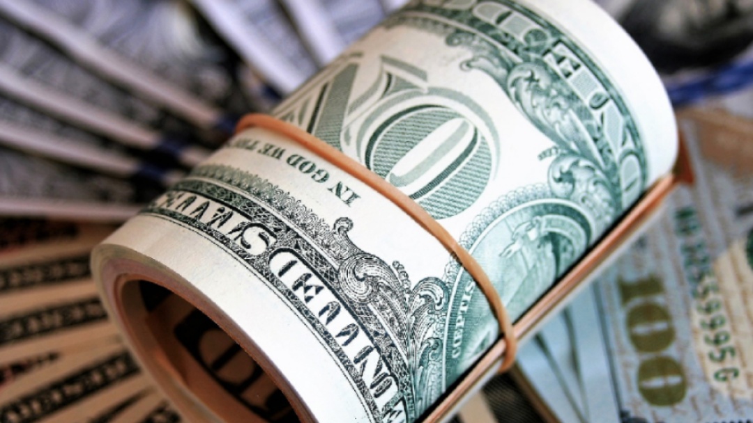 D&oacute;lar cai e cota&ccedil;&atilde;o encosta no R$ 5; queda na semana &eacute; 2,88%   