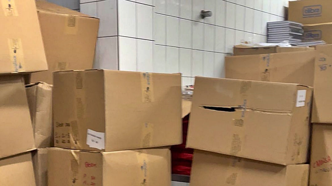 Uniformes chegam com atraso e come&ccedil;am a ser entregues a alunos da rede municipal