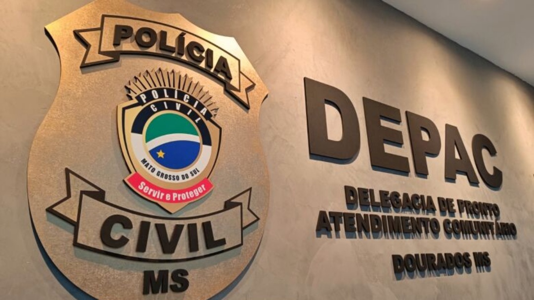 Jovem &eacute; flagrado com por&ccedil;&otilde;es de maconha ap&oacute;s abordagem em ponto de &ocirc;nibus