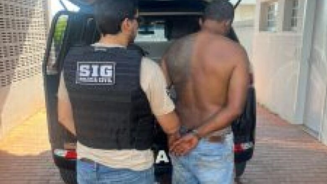 Homem atira em v&iacute;tima dentro de bar, erra alvo e vai preso horas depois