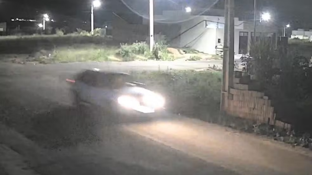 O v&iacute;deo mostra marido em alta velocidade momentos antes de atropelar a esposa