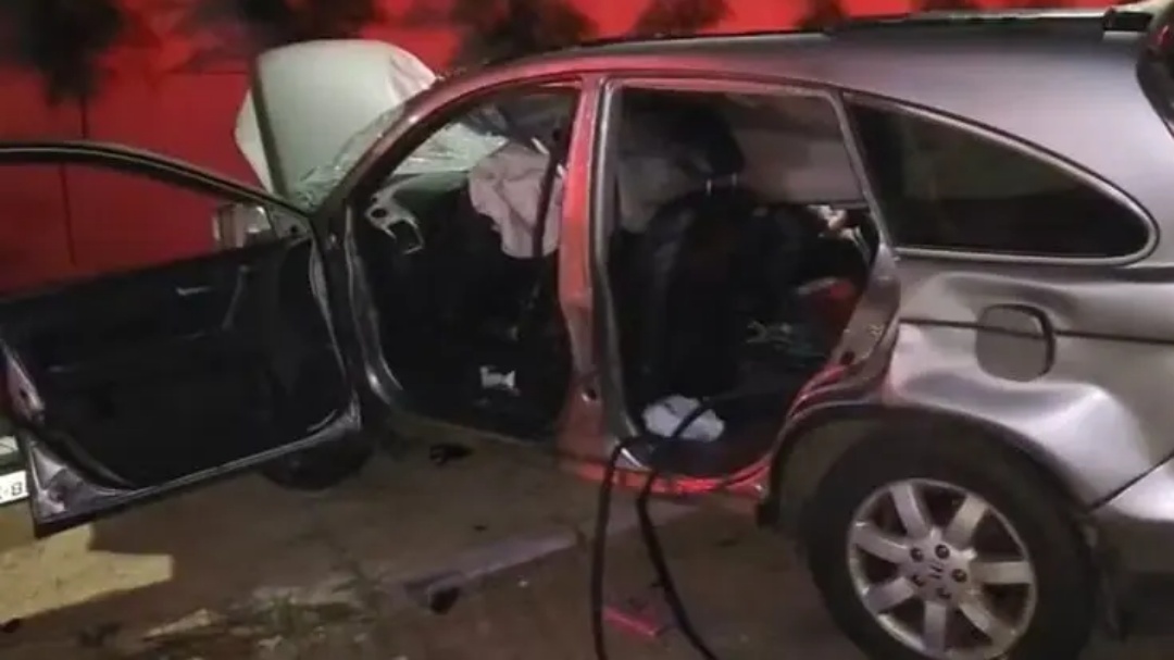 Motorista morre ap&oacute;s carro despencar de estacionamento e cair na rodovia