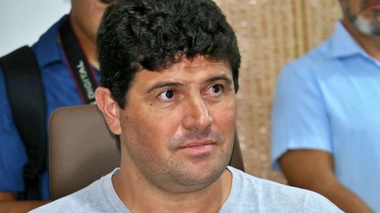 Prefeito n&atilde;o vai &agrave; reuni&atilde;o e manda secret&aacute;ria dizer que servidores n&atilde;o ter&atilde;o reajuste em maio