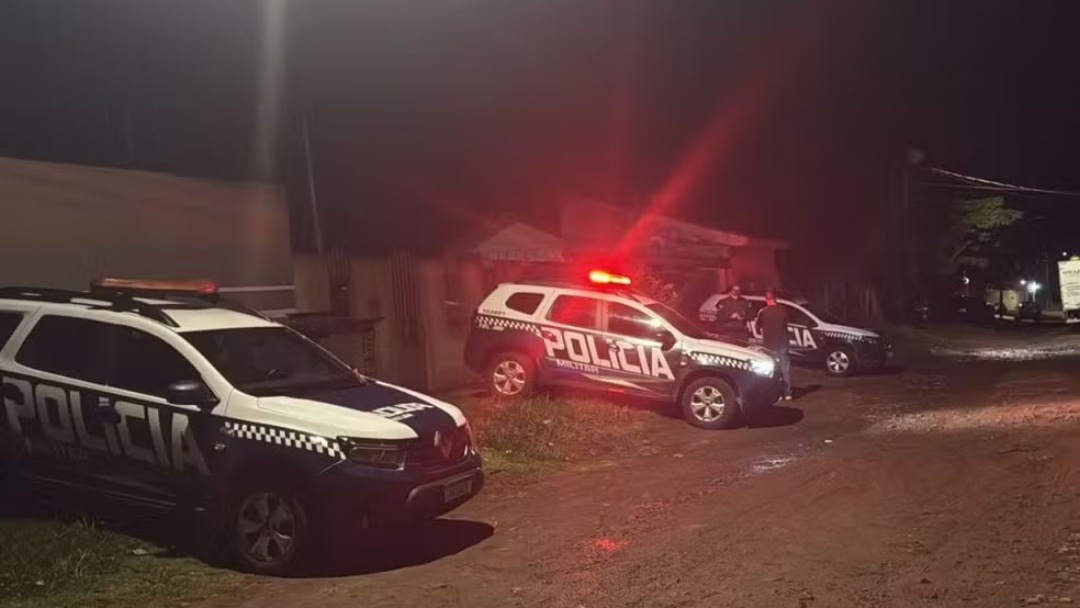 PM tenta matar esposa a tiros e v&iacute;tima escapa ao pular muro de casa e pedir socorro em bar 