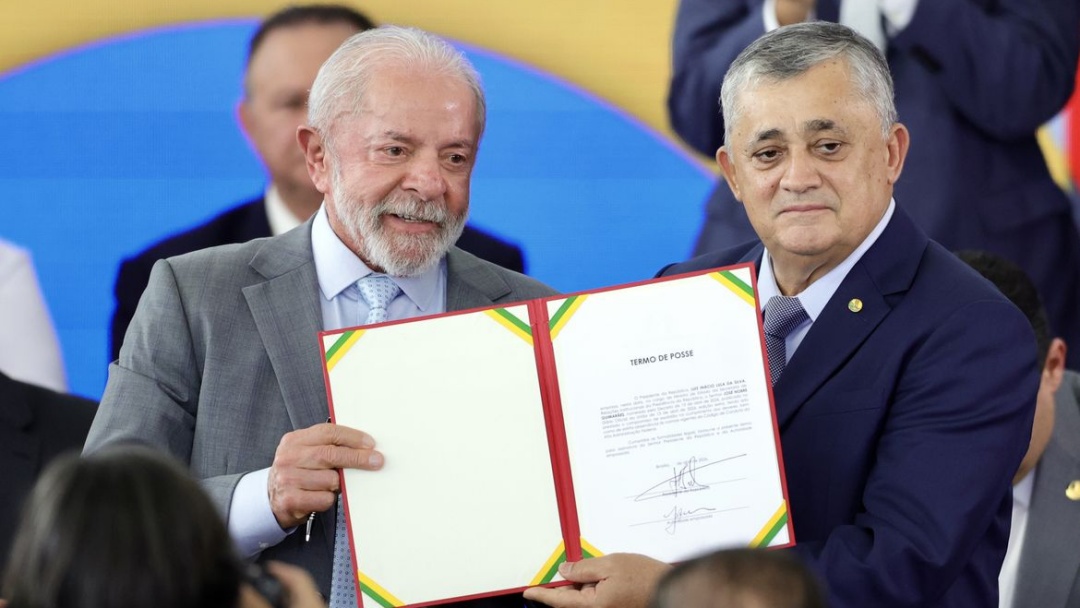 José Guimarães assume ministério e fala em "derrotar o fascismo"