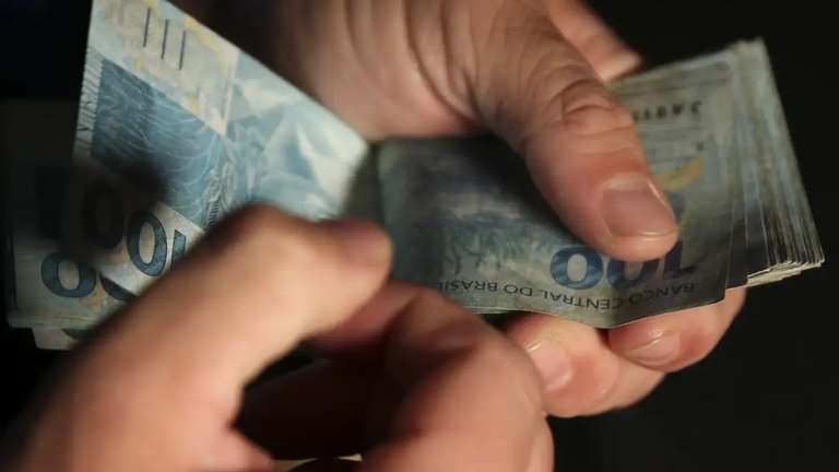 Caixa e BB liberam abono salarial para nascidos em mar&ccedil;o e abril