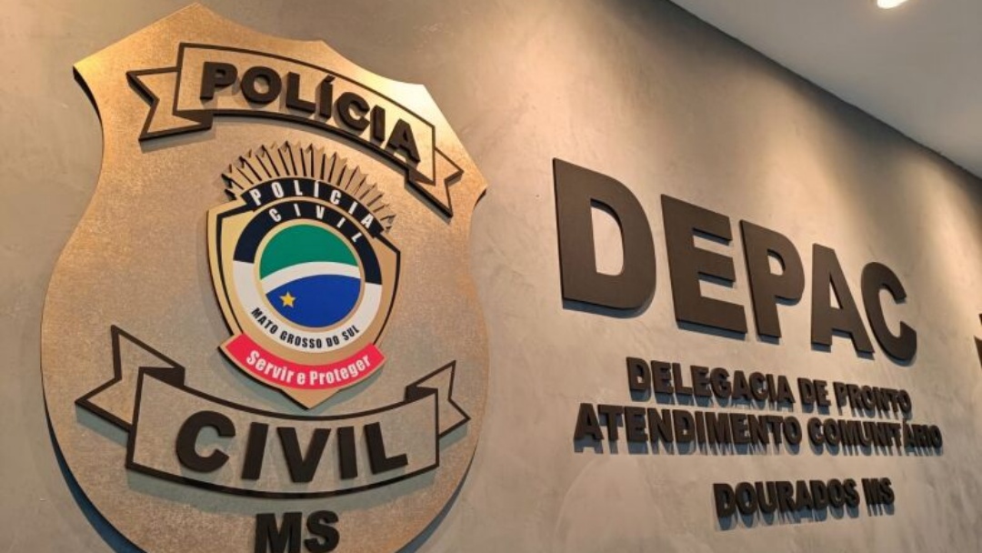 M&atilde;e aciona pol&iacute;cia ap&oacute;s sofrer amea&ccedil;as de filha com balde de &aacute;gua quente