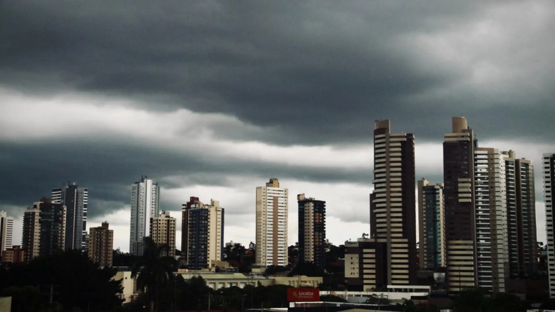 Alta umidade e cavados provocam chuva nesta sexta-feira