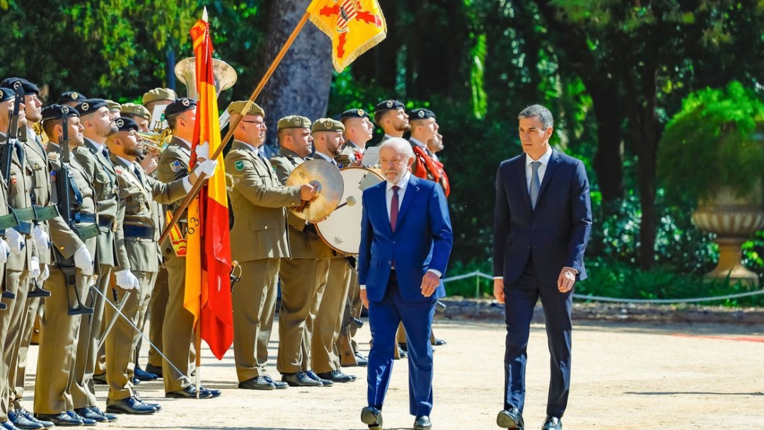 Lula alerta sobre risco de bets e big techs para fam&iacute;lias e democracia