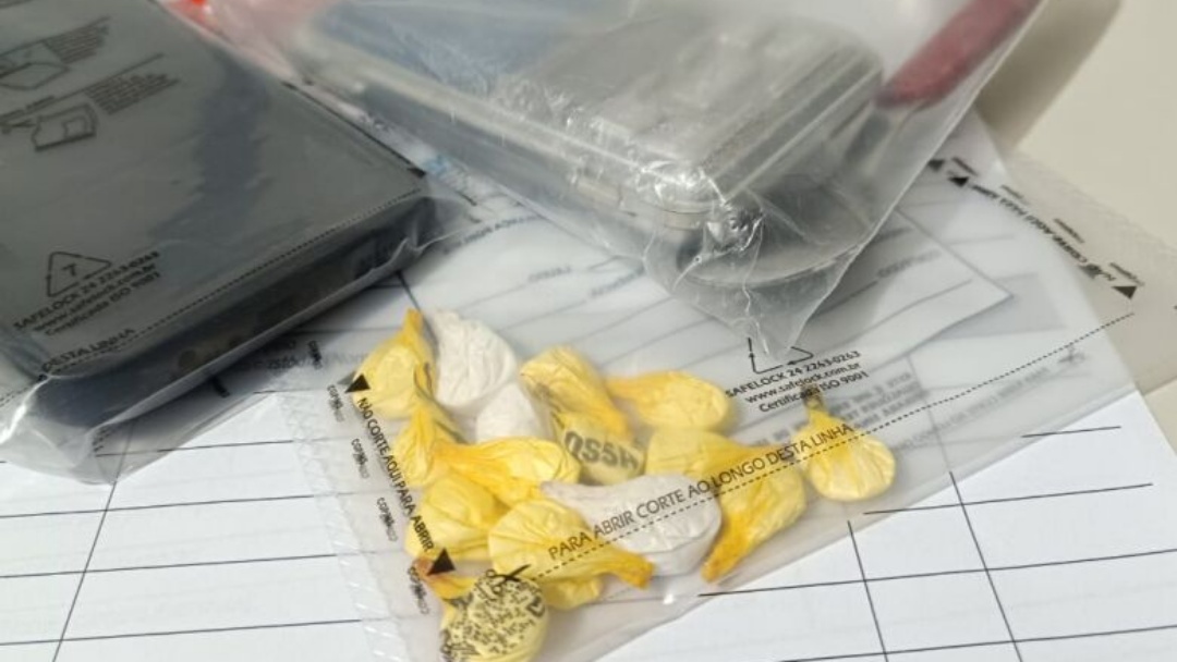 Homem com mandado em aberto &eacute; preso e acaba autuado por tr&aacute;fico 