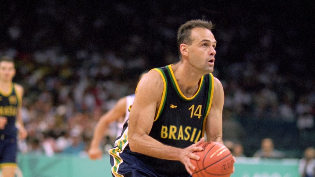 Oscar Schmidt, maior &iacute;dolo do basquete brasileiro, morre em SP aos 68 anos