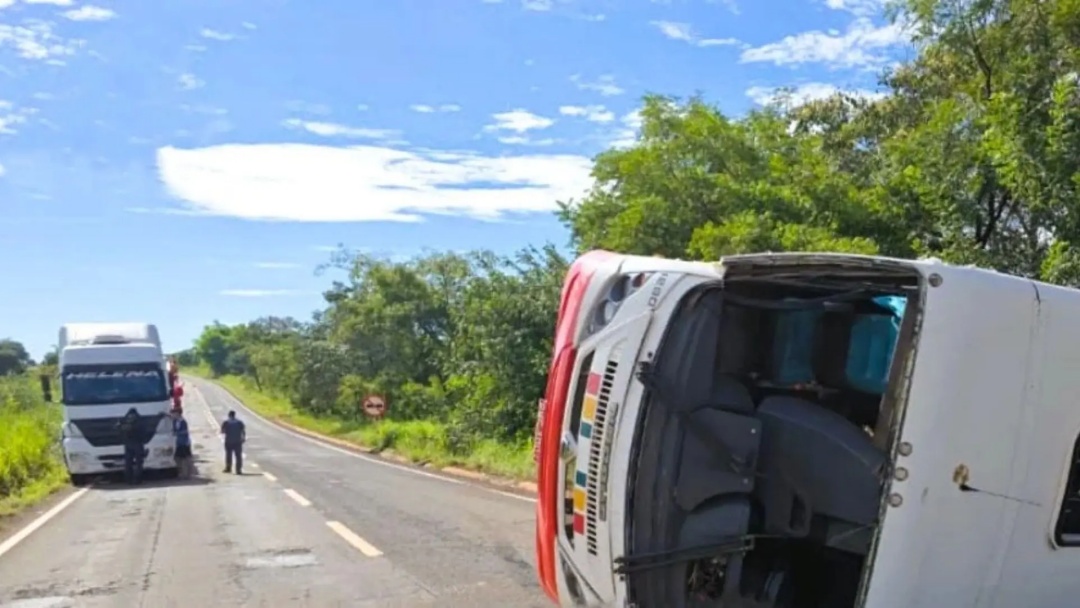 &Ocirc;nibus tomba ao bater em carreta na MS-240 entre Parana&iacute;ba e Inoc&ecirc;ncia