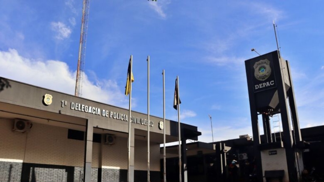 Embriagado, jovem amea&ccedil;a av&oacute; com faca e &eacute; contido pelo irm&atilde;o