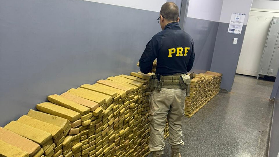 PRF apreende quase uma tonelada de maconha ap&oacute;s persegui&ccedil;&atilde;o a Fiat/Pulse S